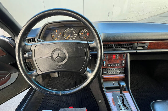 
								Mercedes-Benz 560 Sec del 1990 full									